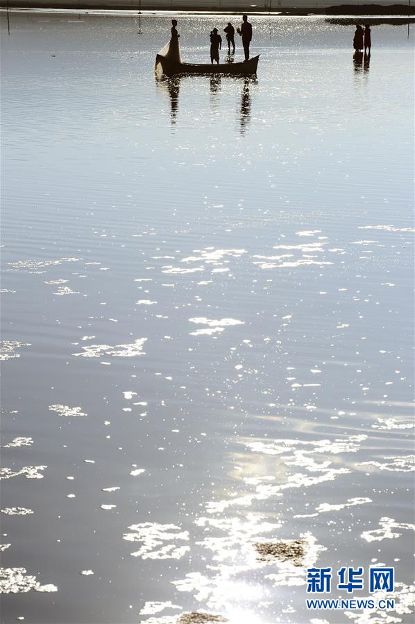 青海西蒙古族藏族自治州：“天空之镜”——茶卡盐湖