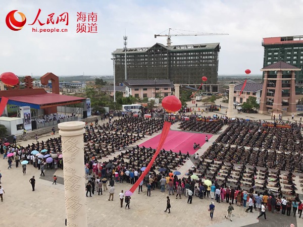 末尾有图【琼岛先锋】【即时快讯】海南东方市千人同织黎锦 获吉尼斯世界记录