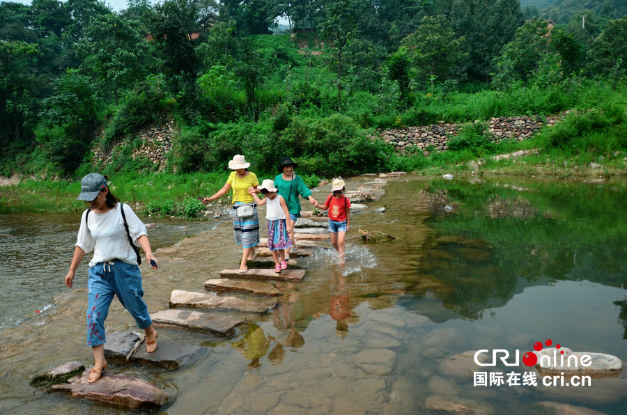 【焦点图-大图（页面标题：济源市民戏水九里沟纳凉降温）】【 移动端-焦点图】【图说2】“秋老虎”高温难耐 济源市民戏水九里沟 纳凉降温