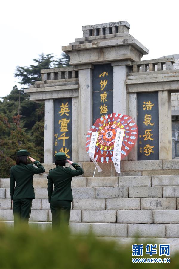 清明前夕缅怀先烈 寄托哀思(组图)