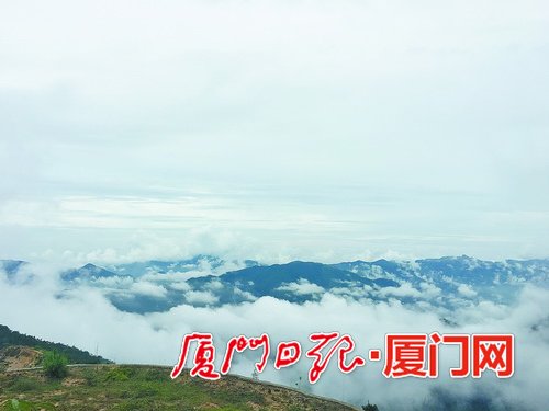 厦门：空山新雨后"军营云海"来 远处群山宛如漂浮海中