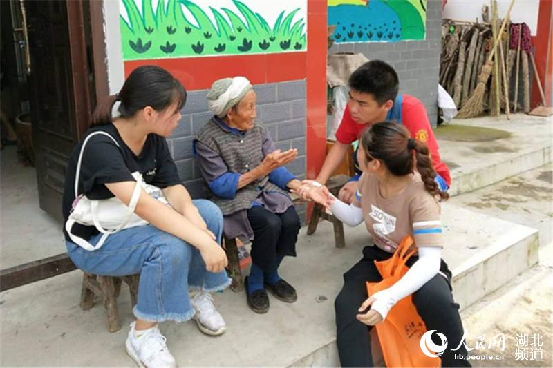 武汉高校11名师生牵手四川贫困山区留守儿童 谱写动人村歌