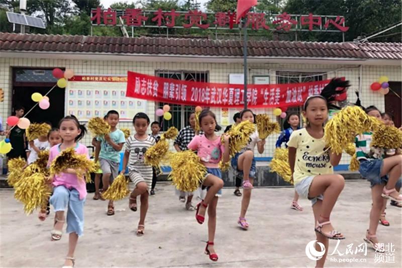 武汉高校11名师生牵手四川贫困山区留守儿童 谱写动人村歌