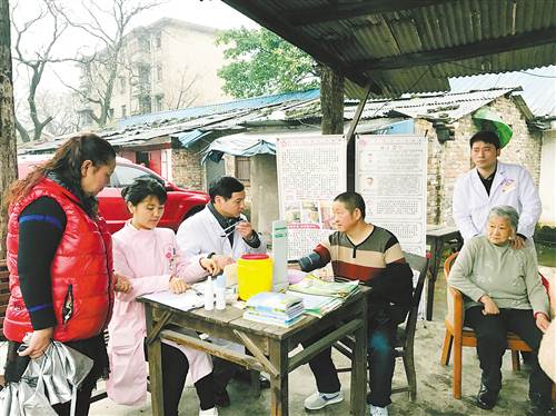 【区县联动】【大渡口】大渡口“袖珍老年村”交通不便 好医生送医上门【区县联动】大渡口“袖珍老年村” 好医生送医上门