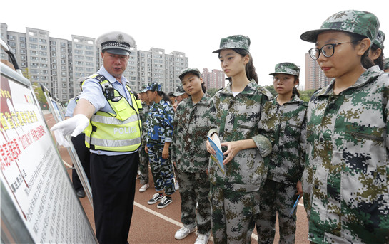 陕西渭南交通安全宣传走进军训场