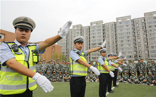 陕西渭南交通安全宣传走进军训场