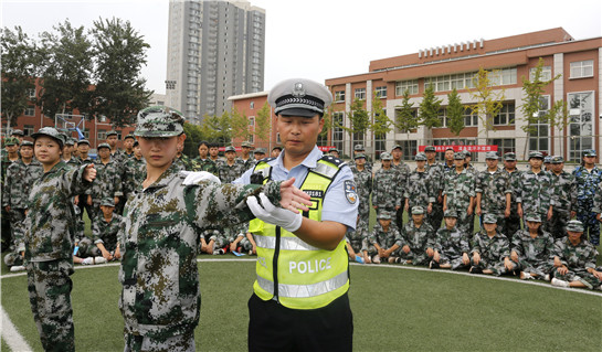 陕西渭南交通安全宣传走进军训场