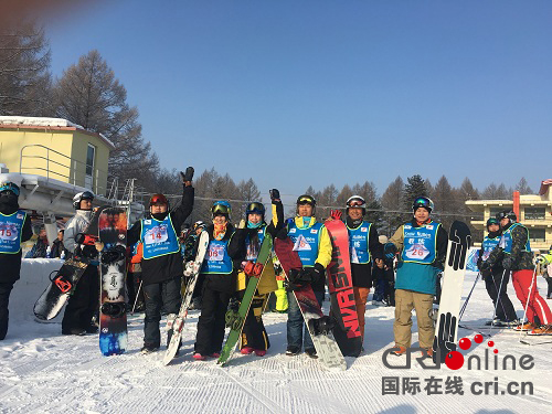 “日月峡杯”大众高山 单双板滑雪赛开赛