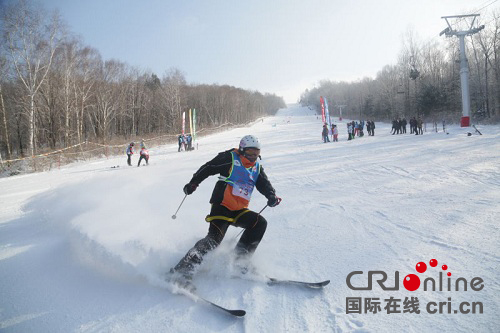 “日月峡杯”大众高山 单双板滑雪赛开赛