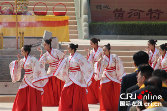 2017司马迁祭祀大典举行 百名后裔行三跪九拜礼