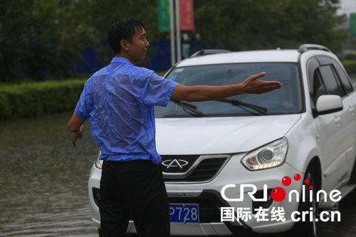 【河南在线-文字列表（页面标题：河南淮阳“雷锋哥”冒生命危险雨中“救”百辆轿车）】【移动端-文字列表】马路积水成河 淮阳“雷锋哥”冒生命危险雨中“救”百辆轿车