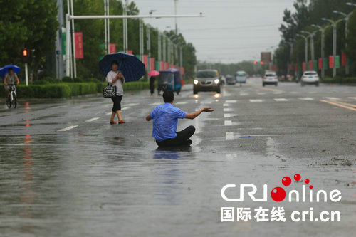 【河南在线-文字列表（页面标题：河南淮阳“雷锋哥”冒生命危险雨中“救”百辆轿车）】【移动端-文字列表】马路积水成河 淮阳“雷锋哥”冒生命危险雨中“救”百辆轿车