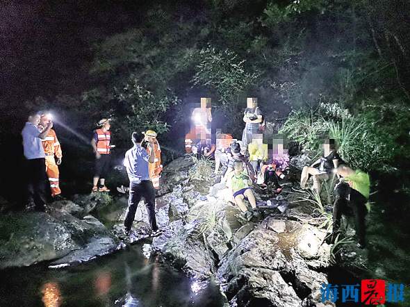 10余名驴友迷路被困八怪谷 救援人员连夜搜山将其救出