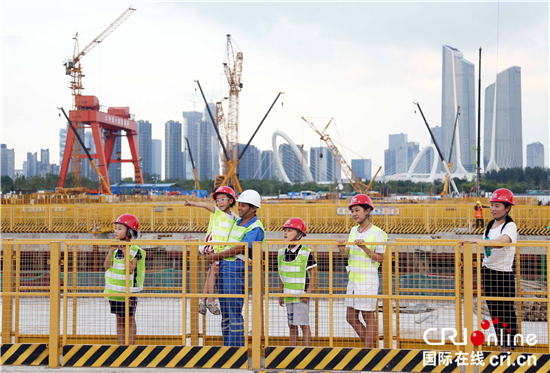 （供稿 社会广角列表 三吴大地南京 移动版）特殊小“客人”来南京五桥工地送惊喜