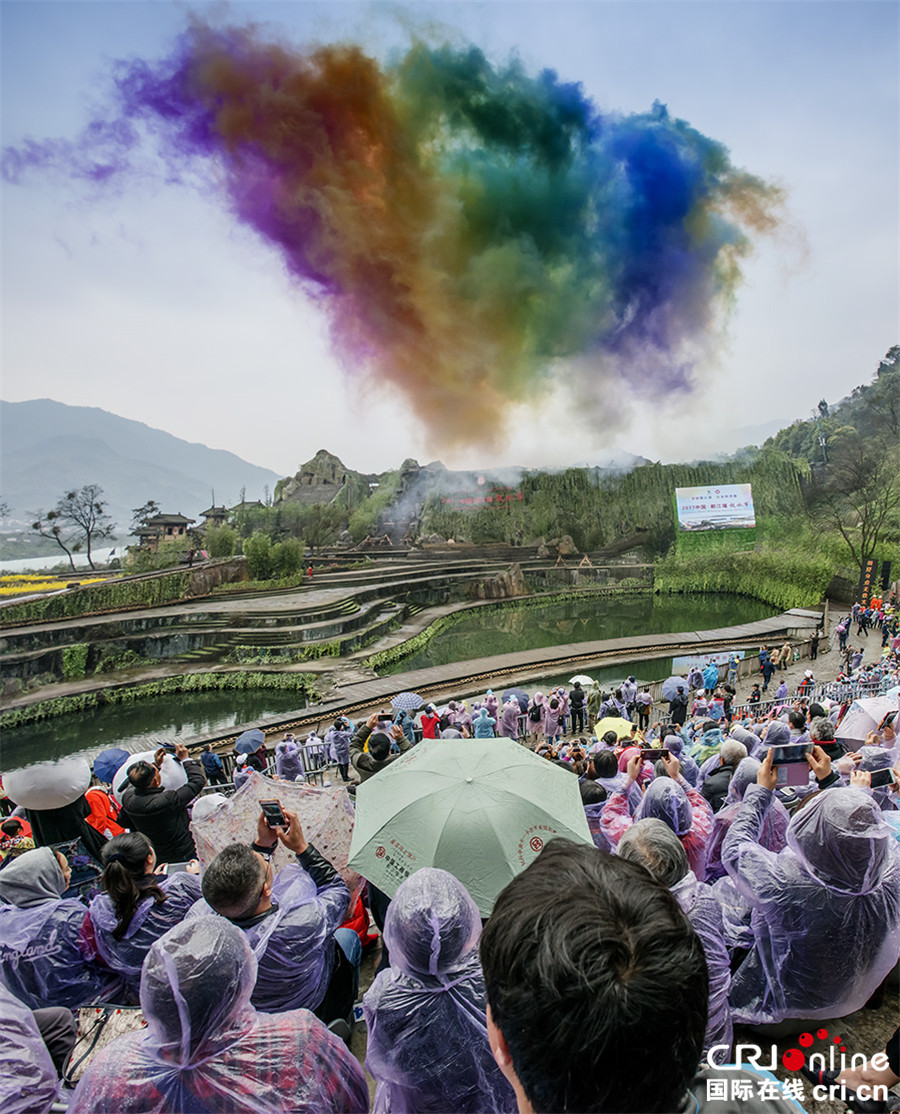 2017中国·都江堰放水节盛装启幕 重现千年前“古法治水”情景