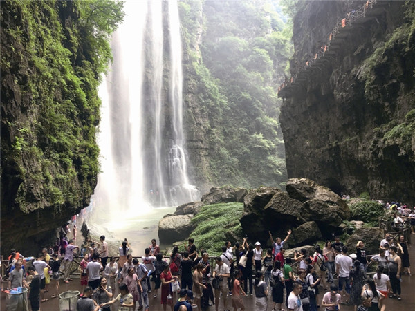 【暂不签】游客青睐亲水避暑游