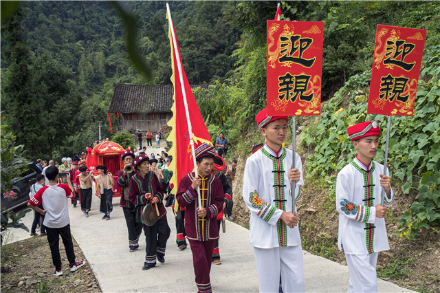 恩施:土家婚俗吸引千人观看