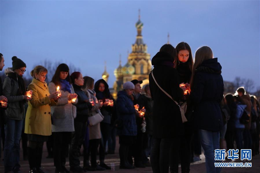 圣彼得堡市民为地铁爆炸案遇难者哀悼祈福