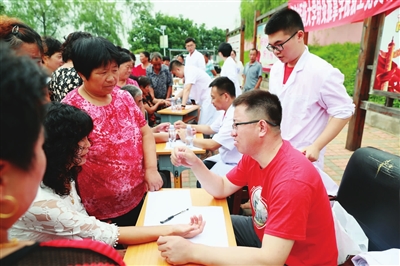 辽宁中医药大学师生进村送健康