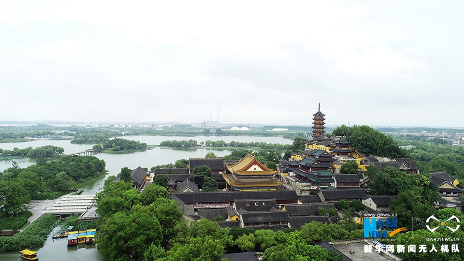 航拍镇江金山风景区 看楼台两岸水相连