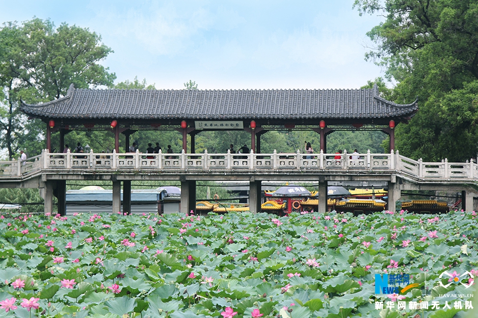 航拍镇江金山风景区 看楼台两岸水相连