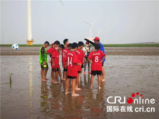 （供稿 文体图文 CHINANEWS带图列表 移动版）南通第二届“小洋口杯”青少年滩涂足球赛闭幕