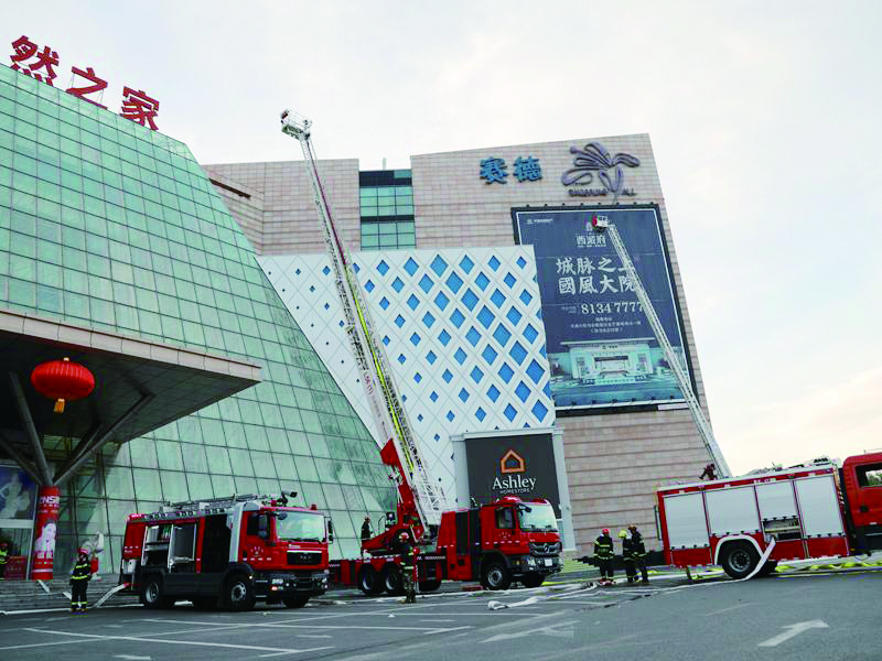 消防官兵商场“火”中“救人”