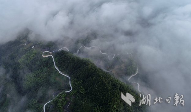 扶贫路似“玉带”绕山 助推深山群众脱贫致富