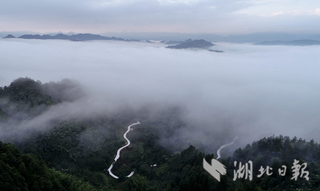 扶贫路似“玉带”绕山 助推深山群众脱贫致富