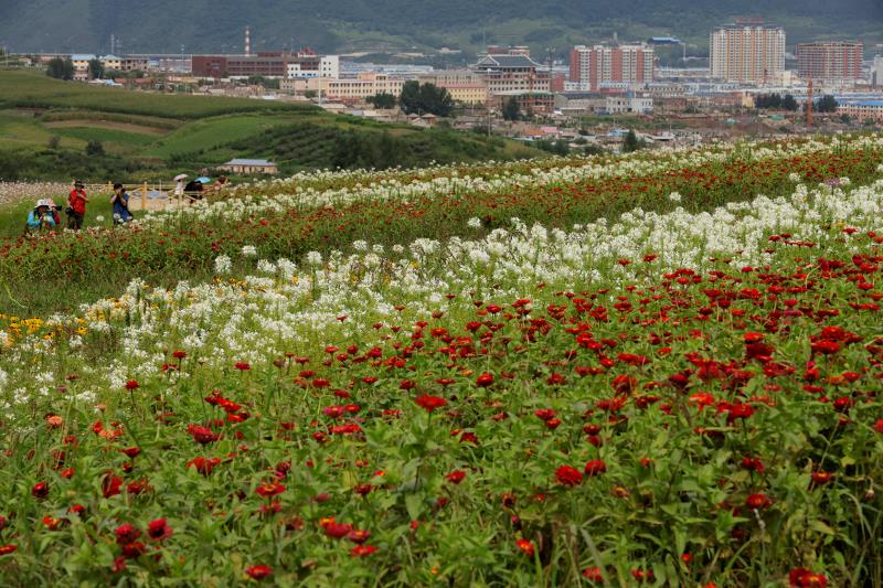 延边图们市日光山民俗风情园举办采风节