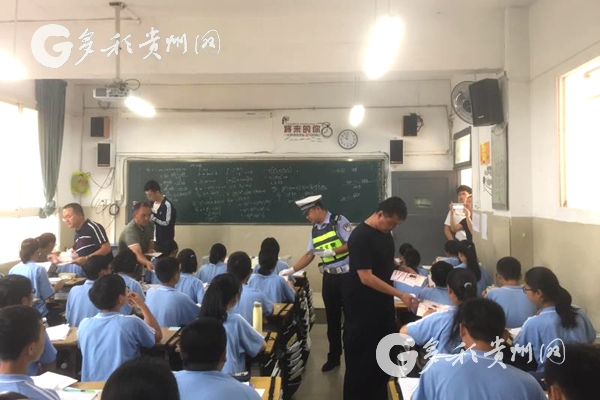 （要闻、客户端贵州）【开学季 贵阳交警在行动】 贴心又管用！缓解开学拥堵 贵阳交警有妙招