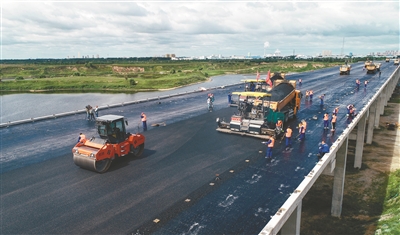 沈阳最长跨河桥开始沥青摊铺