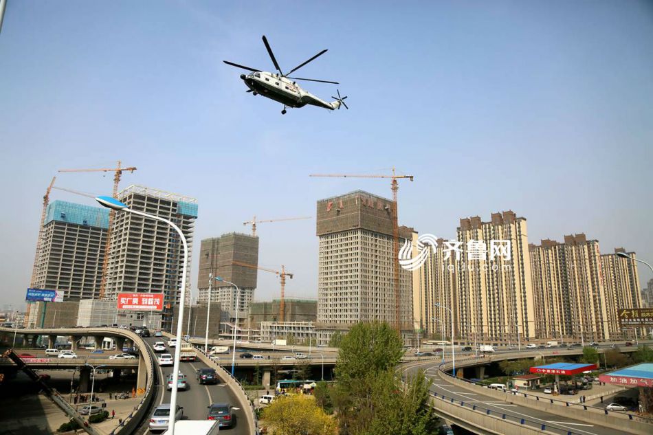 武警直升机大队开展空中投送训练 飞机霸气穿过济南闹市