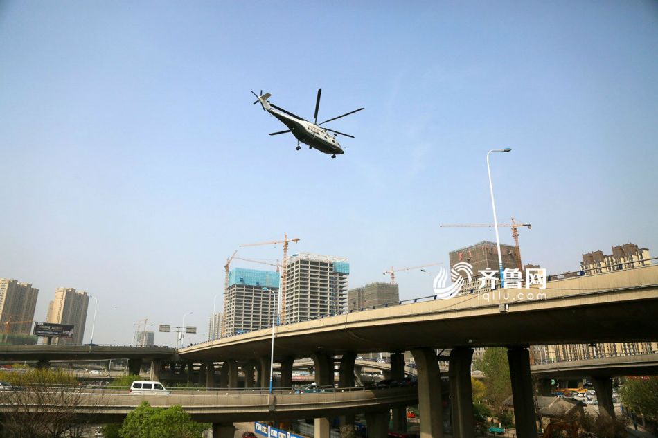 武警直升机大队开展空中投送训练 飞机霸气穿过济南闹市