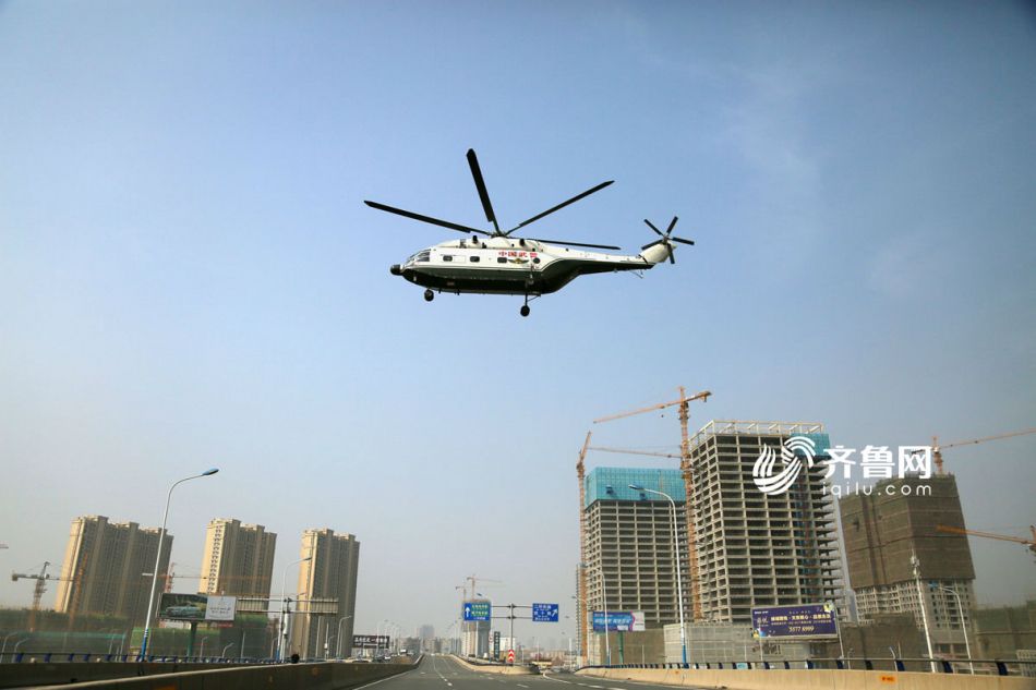 武警直升机大队开展空中投送训练 飞机霸气穿过济南闹市