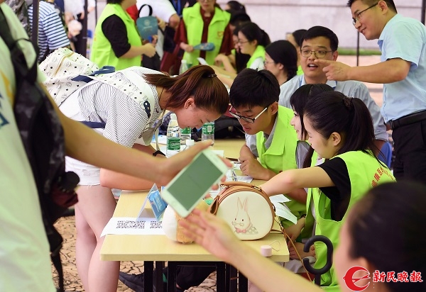 “00后”新生上海健康医学院“刷脸”报到