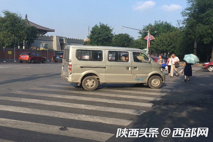 西安过街难调查：绿灯只有19秒 行人跑着过马路