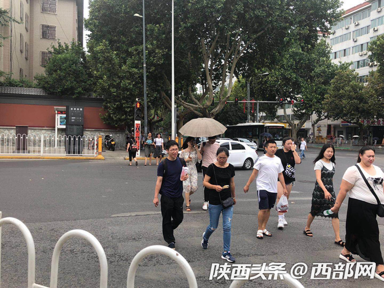 西安过街难调查：绿灯只有19秒 行人跑着过马路