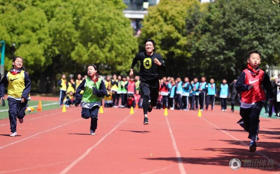 组图：刘翔再现飞人神采 与小学生赛道PK