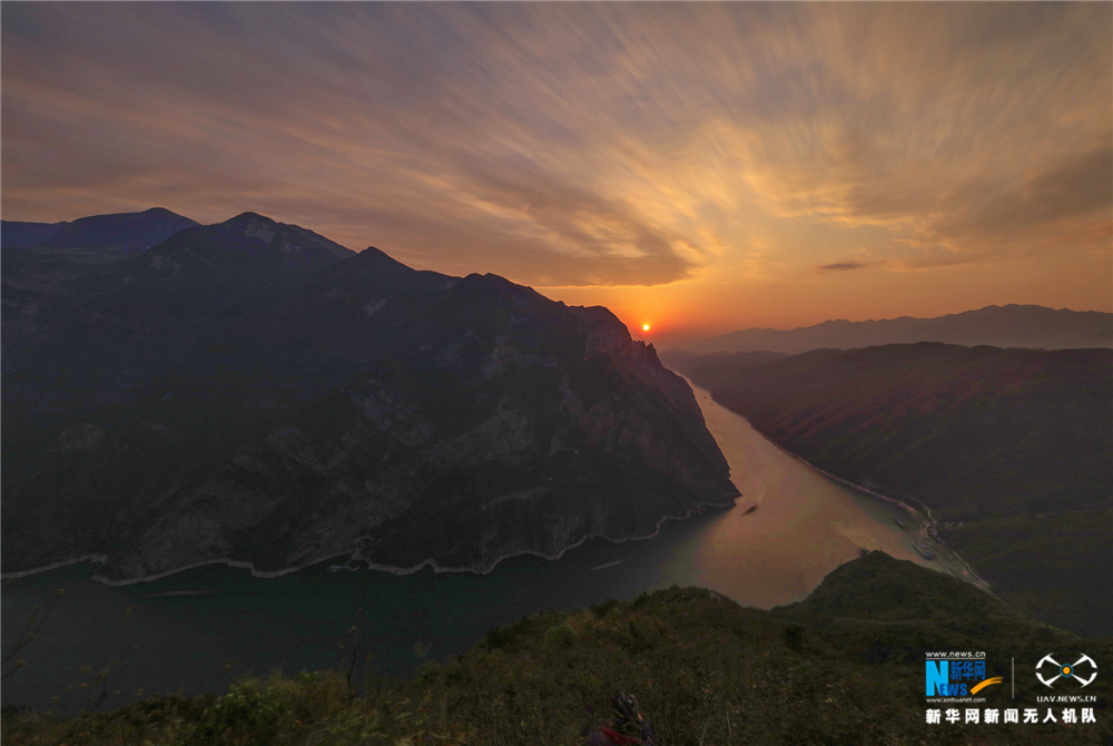 航拍长江三峡日出日落 朝霞如虹斜晖脉脉