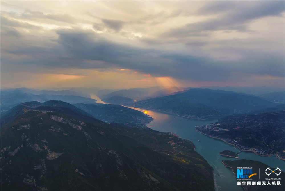 航拍长江三峡日出日落 朝霞如虹斜晖脉脉