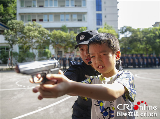 【法制安全】师生走进重庆北碚警营 零距离体验特警生活【内容页标题】30名师生走进重庆北碚警营 零距离体验特警生活