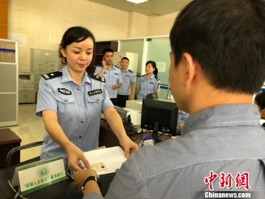 在川台胞申领居住证：将方便在大陆生活的方方面面