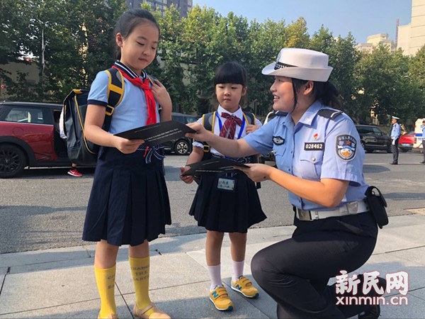 开学首日3500余名交警和辅警“绿色护校” 对校园周边违法行为开展整治