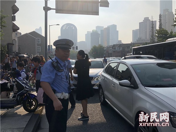 开学首日3500余名交警和辅警“绿色护校” 对校园周边违法行为开展整治