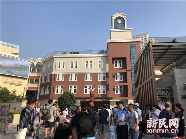 开学首日3500余名交警和辅警“绿色护校” 对校园周边违法行为开展整治