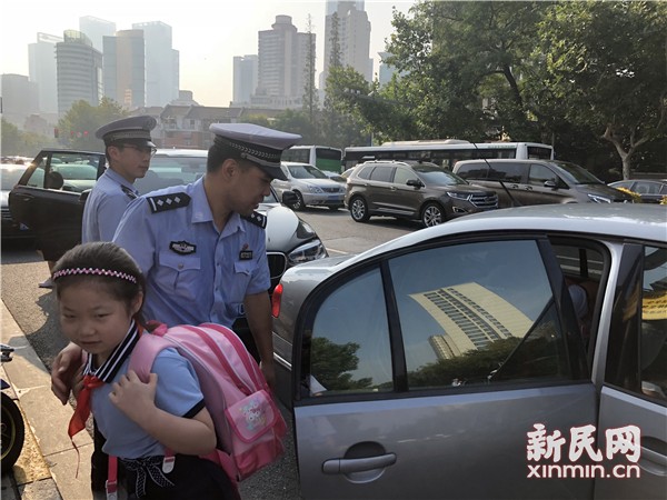 开学首日3500余名交警和辅警“绿色护校” 对校园周边违法行为开展整治