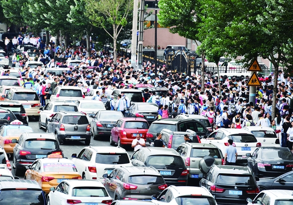 开学首日 冰城主干街路交通压力大