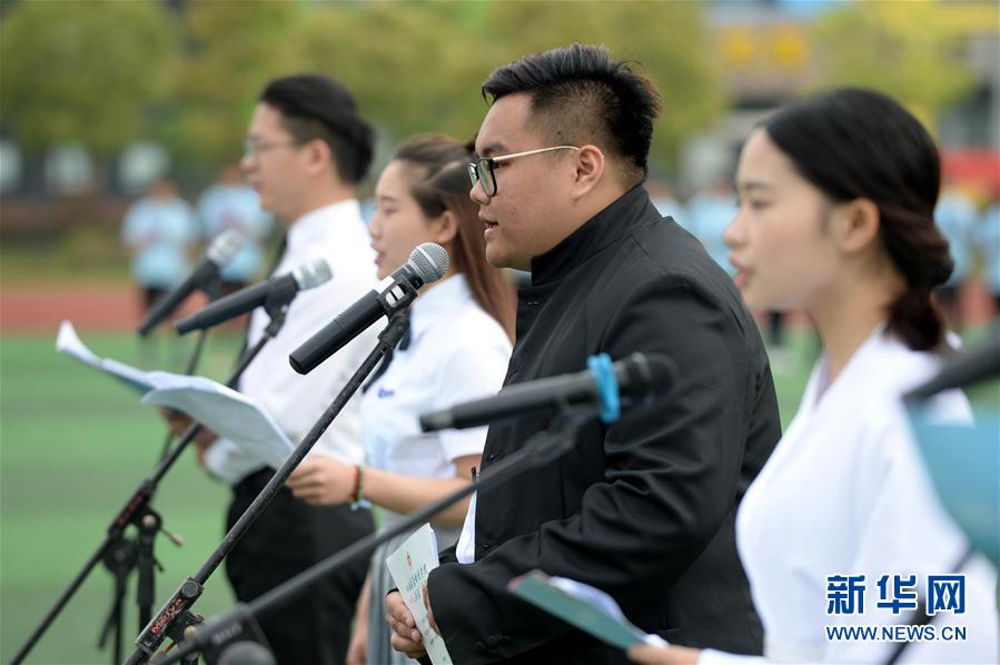 江西南昌：千人诵读迎读书日