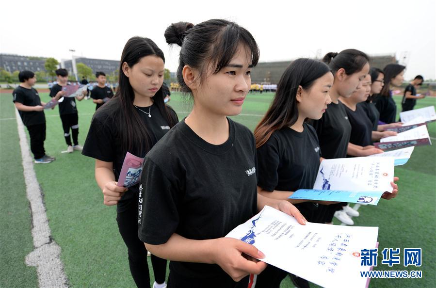 江西南昌：千人诵读迎读书日